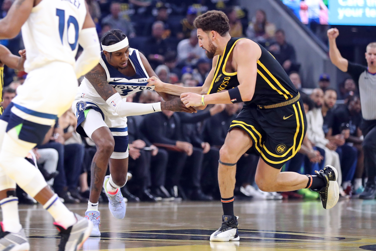 Thompson y Mc Daniels se agarraron de las camisetas y así comenzó el conflicto. Ambos fueron marginados del cotejo.&nbsp;