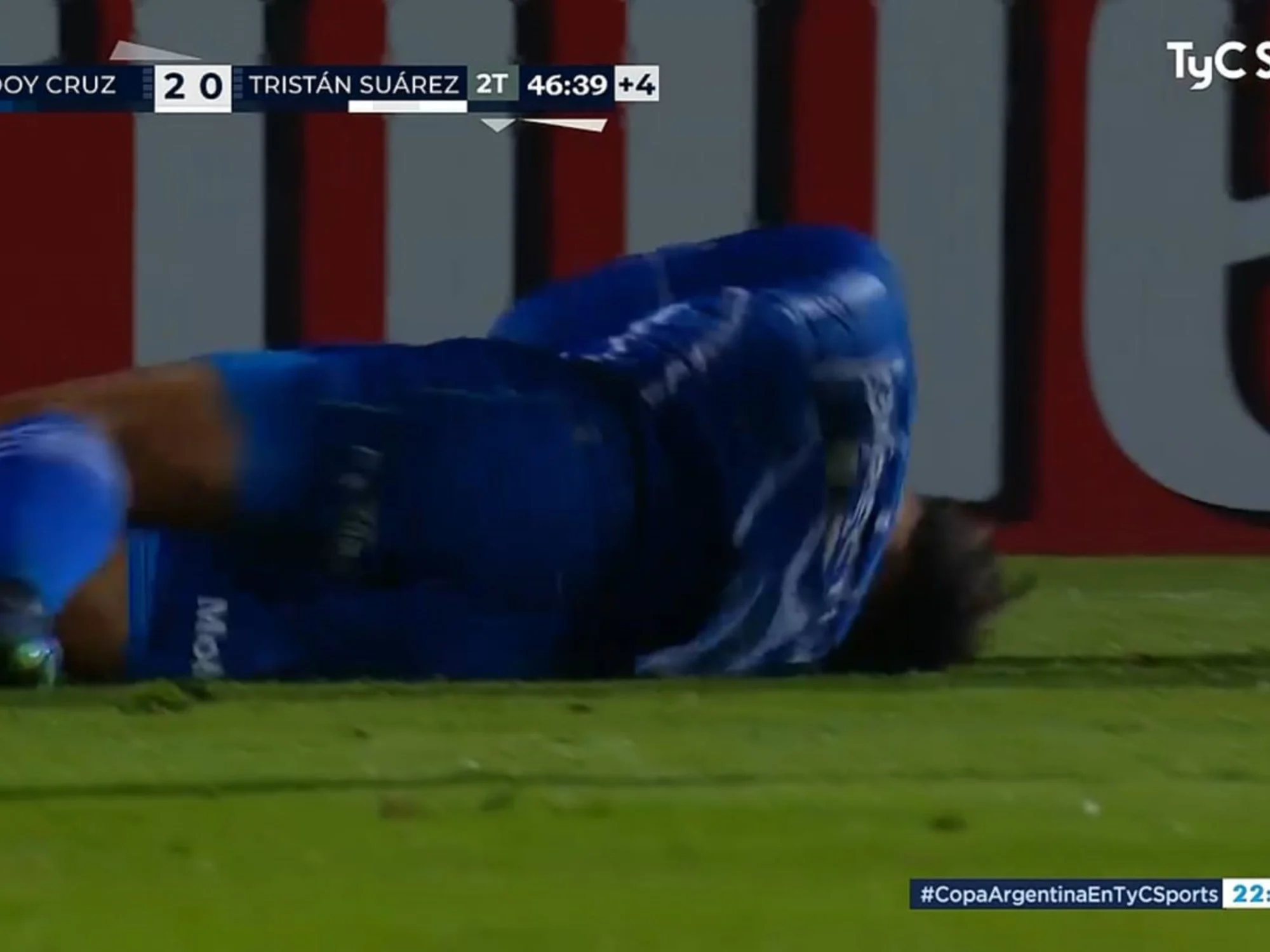 Video: una rabona canchera generó dos expulsiones del rival