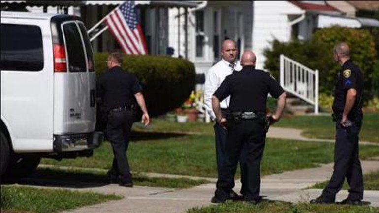 Conmoción: un bebé le disparó a dos niños con un arma