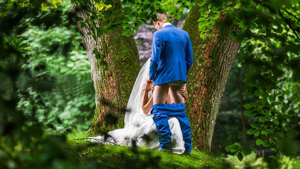 Una escandalosa foto de una pareja de recién casados