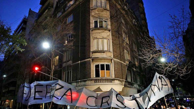 En el edificio de Recoleta se vivieron momentos de una tensa calma. Los operativos terminaron por la tarde.