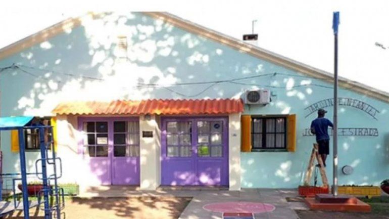 Otro jardín en la lupa: denuncian que una maestra rociaba a los nenes con insecticida