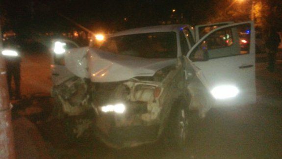 Chocó a un auto en la avenida y terminó contra un poste de luz