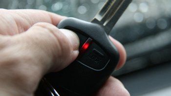 se bajo a la farmacia, le inhibieron la alarma y le robaron se bajo a la farmacia, le inhibieron la alarma y le robaron