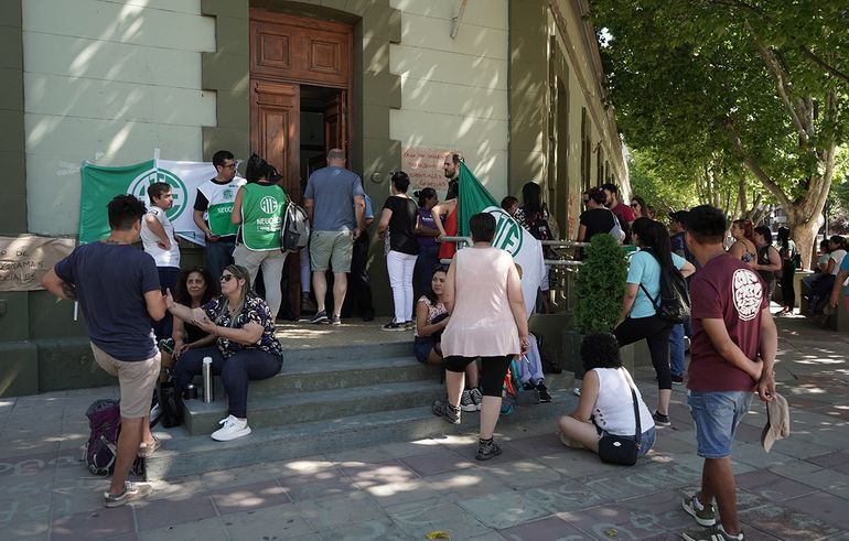 Enviaron otras 25 cartas documento a empleados públicos que cobraban planes sociales. Enviaron otras 25 cartas documento a empleados públicos que cobraban planes sociales.