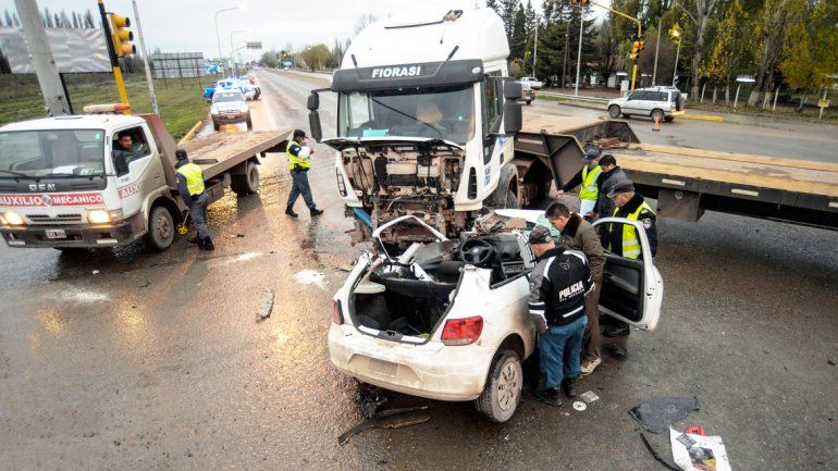 El VW Gol y el camión Iveco quedaron totalmente destruidos por el choque.