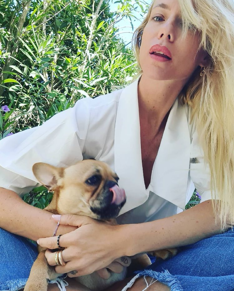 Nicole Neumann ofreció una recompensa a quien aporte datos para recuperar a su perrita robada.