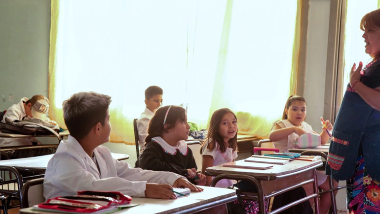 Aprueban la creación de 100 cargos de maestras de apoyo