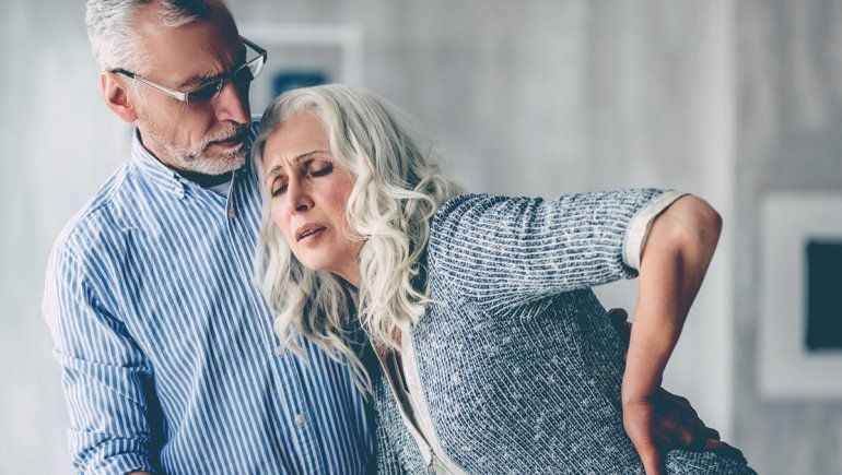 A la misma edad, las mujeres sufren más dolor que los hombres