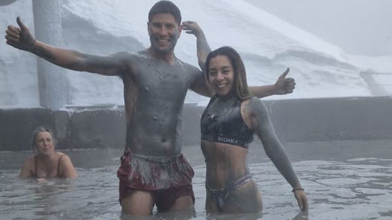 La increíble experiencia de bañarse en aguas sulfurosas entre la nieve volcánica