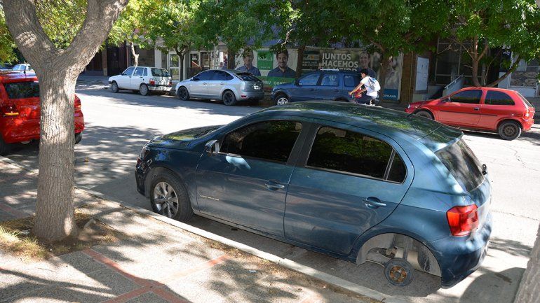 Otro ataque de los robarruedas: dejaron un auto sobre el asfalto en el centro neuquino