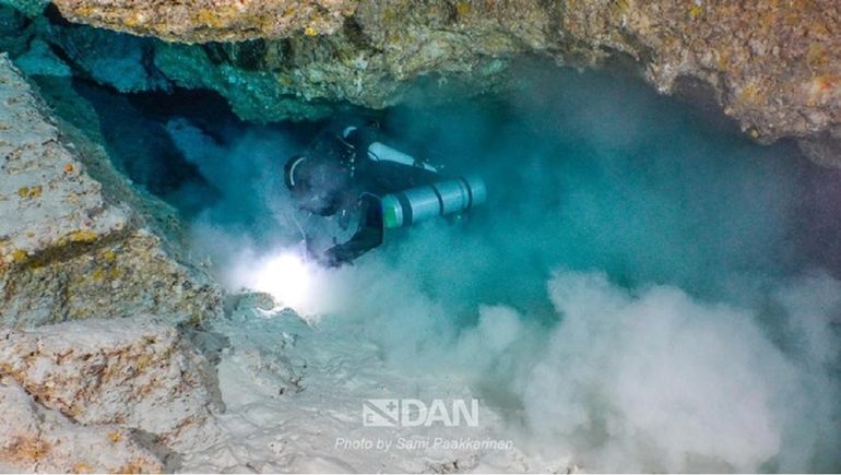 Las imagenes de las cuevas son impactantes. Los cuatro cuerpos fueron encontrados juntos.