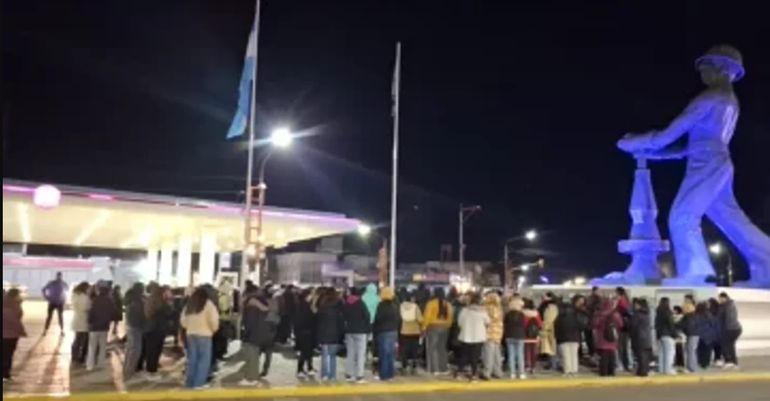 La vigilia por el femicidio de Antonella, el lunes a la noche en el monumento El Gorosito, en Caleta Olivia. La vigilia por el femicidio de Antonella, el lunes a la noche en el monumento El Gorosito, en Caleta Olivia. 