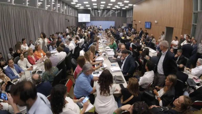 En vivo: Diputados busca emitir dictamen para que la ley Ómnibus llegue al recinto