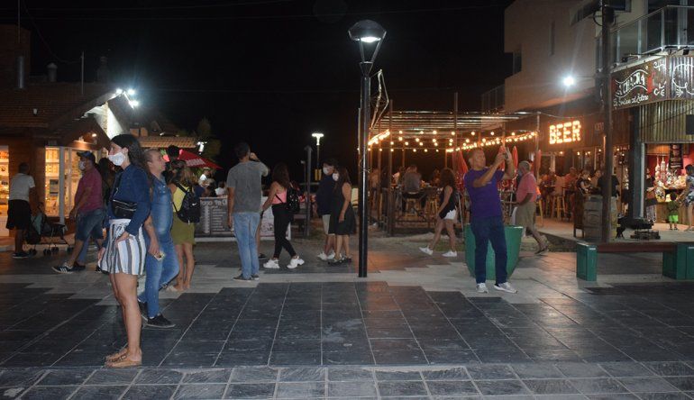 Los locales gastronómicos funcionarios con mucha clientela. Hay varios que aún permanecen cerrados.