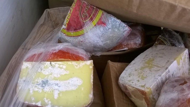 Secuestran más de 750 kilos de quesos vencidos que traían a Neuquén