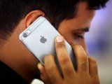 Foto de archivo de un hombre hablando en su iPhone en una tienda en Nueva DelhiJul 27, 2016. REUTERS/Adnan Abidi