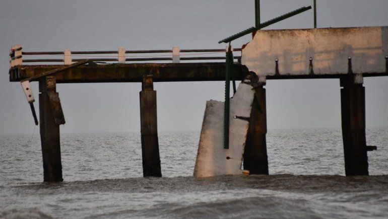 Pescadores caen de un muelle y los rescatan