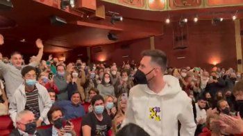 messi cosecha aplausos hasta en el teatro en argentina messi cosecha aplausos hasta en el teatro en argentina