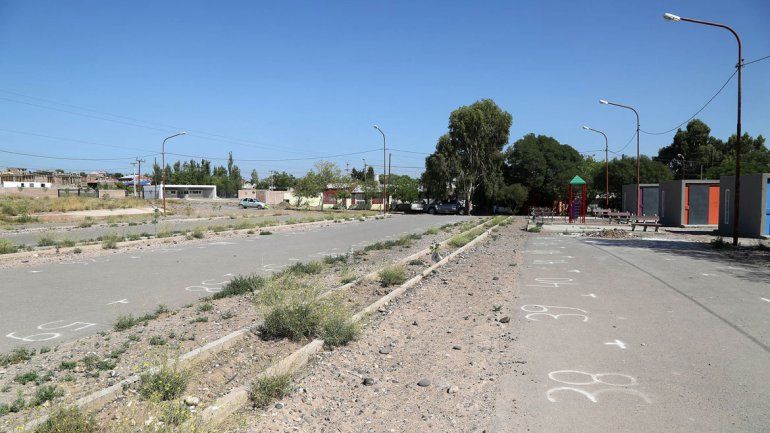 El predio tiene baños y juegos pero faltan gazebos para los feriantes.