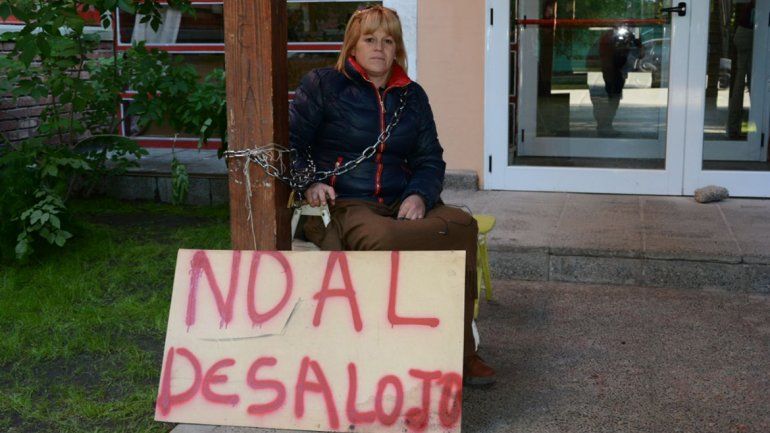 Se encadenó para frenar el desalojo de su familia