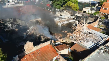 El fuego comenzó durante la madrugada, pasadas las 2 am. El fuego comenzó durante la madrugada, pasadas las 2 am.