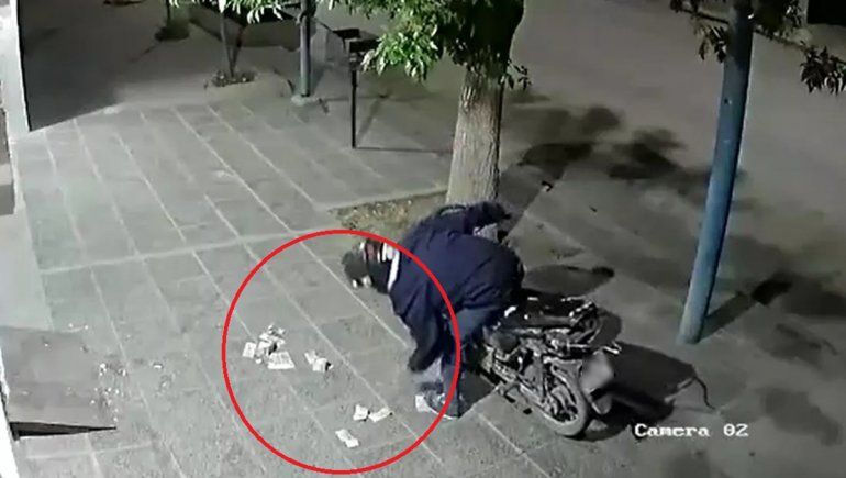 Entró a robar a un comercio y se le cayó la plata cuando escapaba