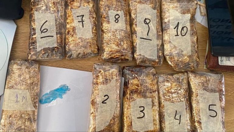 En uno de los procedimientos incautaron varios paquetes de droga listo para ser trasladados desde La Matanza a Chubut. En uno de los procedimientos incautaron varios paquetes de droga listo para ser trasladados desde La Matanza a Chubut.