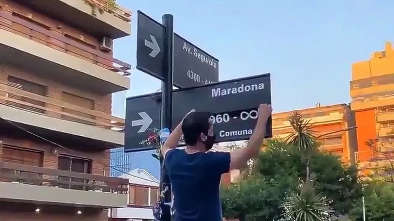 Tras su muerte en 2020, se realizó la intervención- homenaje a Diego Maradona en la mítica esquina donde vivió. Tras su muerte en 2020, se realizó la intervención- homenaje a Diego Maradona en la mítica esquina donde vivió.