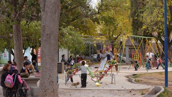 Plaza. Niños jugando.