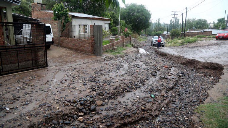 Hay tres autoevacuados en Centenario por la lluvia
