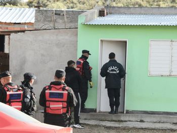 Uno de los procedimientos de este viernes en Chubut: utilizaron perros entrenados en la identificación de restos ocios y hallaron una vicera que usaba Emanuel, además de ropas con manchas a analizar. 
