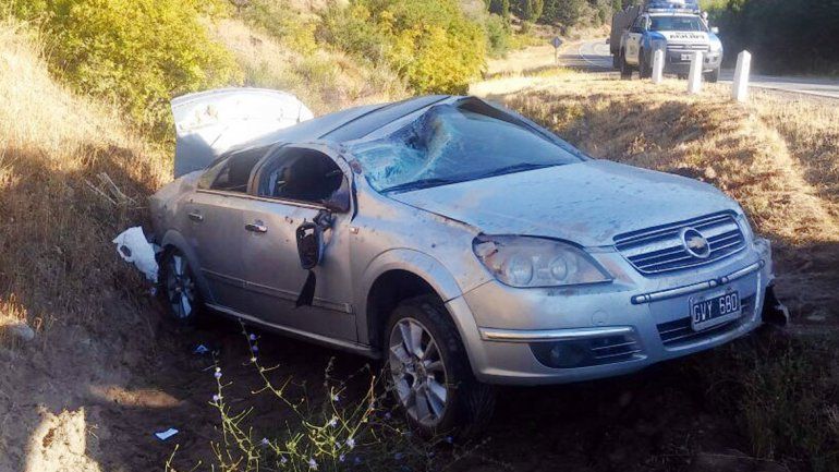 Una familia volcó cuando viajaba por la Ruta 237