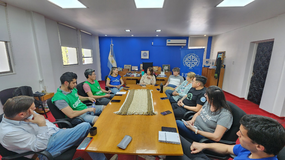 La rectora de la UNCo, Beatriz Gentile, durante una reunión con gremios y estudiantes universitarios.