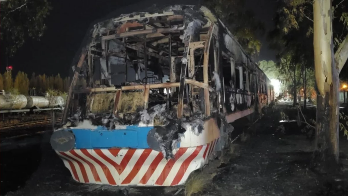 Una formación del Tren del Valle se incendió en el predio de Ferrosur Roca en Valentina Norte / Foto
