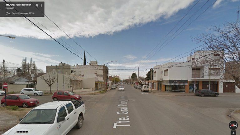 Otro motociclista chocó contra un auto y está internado