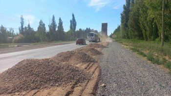 El mantenimiento de banquinas en la Ruta 22. Una acción esporádica, a cargo actualmente de Vialidad Nacional. El mantenimiento de banquinas en la Ruta 22. Una acción esporádica, a cargo actualmente de Vialidad Nacional.