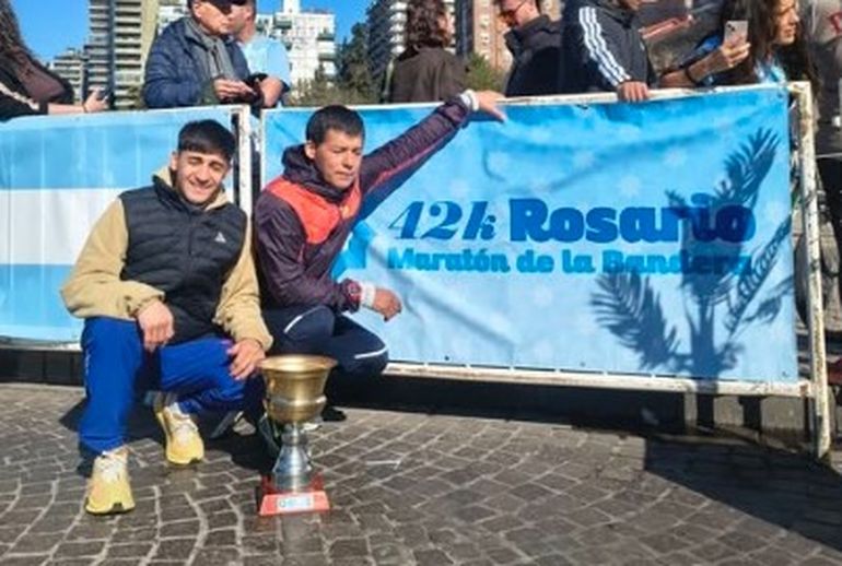 El atleta de Esquel Coco Muñoz ganó la Maratón de Rosario. El atleta de Esquel Coco Muñoz ganó la Maratón de Rosario.