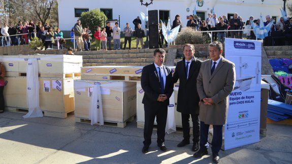El gobernador Omar Gutiérrez destacó las obras de ampliación realizadas en el CPEM 78 de Chos Malal.&nbsp;