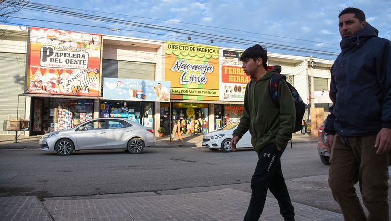 ¿Abren los comercios? Así funcionarán los servicios el finde largo