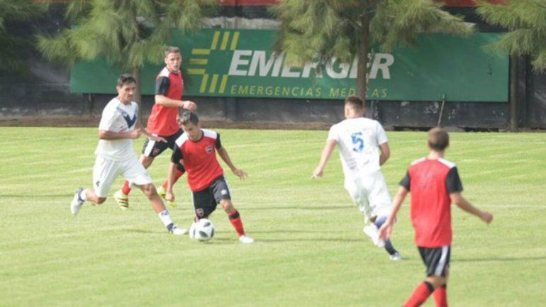 El neuquino Torres metió un hat trick para Newells en un amistoso