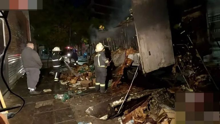 Un camión con productos lácteos se prendió fuego en plena calle Un camión con productos lácteos se prendió fuego en plena calle