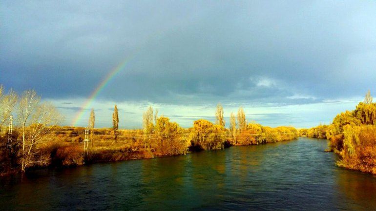 A Roberto le gusta la vista del río Neuquén desde el puente carretero.