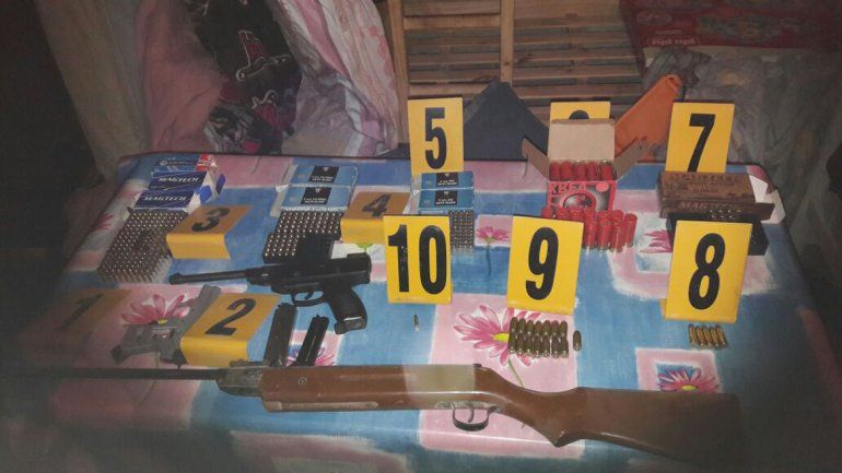 Hallan un arsenal de armas, municiones y celulares en un importante allanamiento