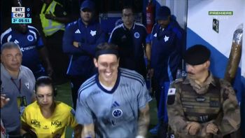 pararon un partido durante tres minutos para que un historico arquero pueda ir al bano pararon un partido durante tres minutos para que un historico arquero pueda ir al bano