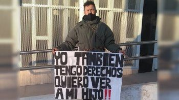 se encadeno en el juzgado para poder ver ver a su hijo se encadeno en el juzgado para poder ver ver a su hijo