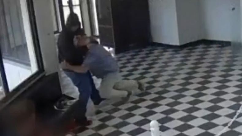 Durante el forcejeo, el agresor efectuó varios disparos y uno impactó en la pierna del director de la escuela en Estados Unidos | LM Neuquen Durante el forcejeo, el agresor efectuó varios disparos y uno impactó en la pierna del director de la escuela en Estados Unidos