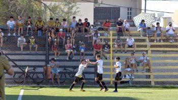 Nueve de oro, Decano. El festejo de uno de los goles. Nueve de oro, Decano. El festejo de uno de los goles.
