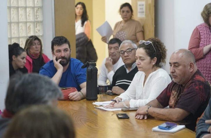 Sara Mansilla, vocal de primaria, con familias de estudiantes en el Consejo Provincial de Educación. Foto: gentileza. Sara Mansilla, vocal de primaria, con familias de estudiantes en el Consejo Provincial de Educación. Foto: gentileza.