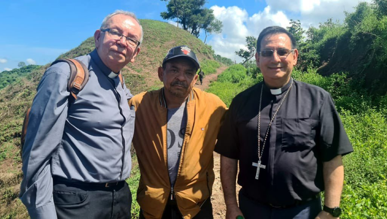 Luis Manuel Díaz posa tras ser liberado por la guerrilla colombiana del ELN en un lugar desconocido de Colombia.
